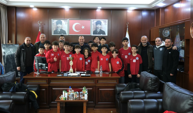 ŞAMPİYONLAR KUPALARINI BAŞKAN YELE’YLE PAYLAŞTI