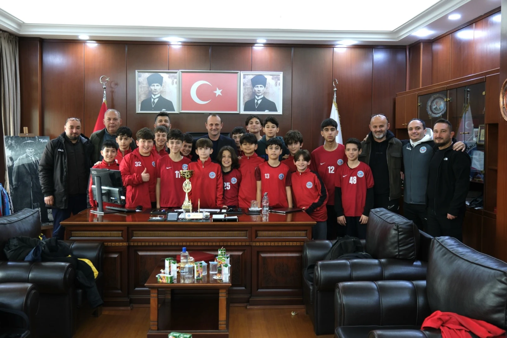 ŞAMPİYONLAR KUPALARINI BAŞKAN YELE’YLE PAYLAŞTI