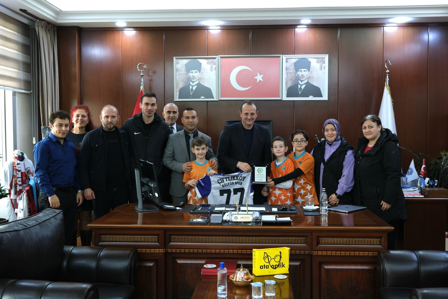 ŞAMPİYONLAR KUPALARINI BAŞKAN YELE’YLE PAYLAŞTI