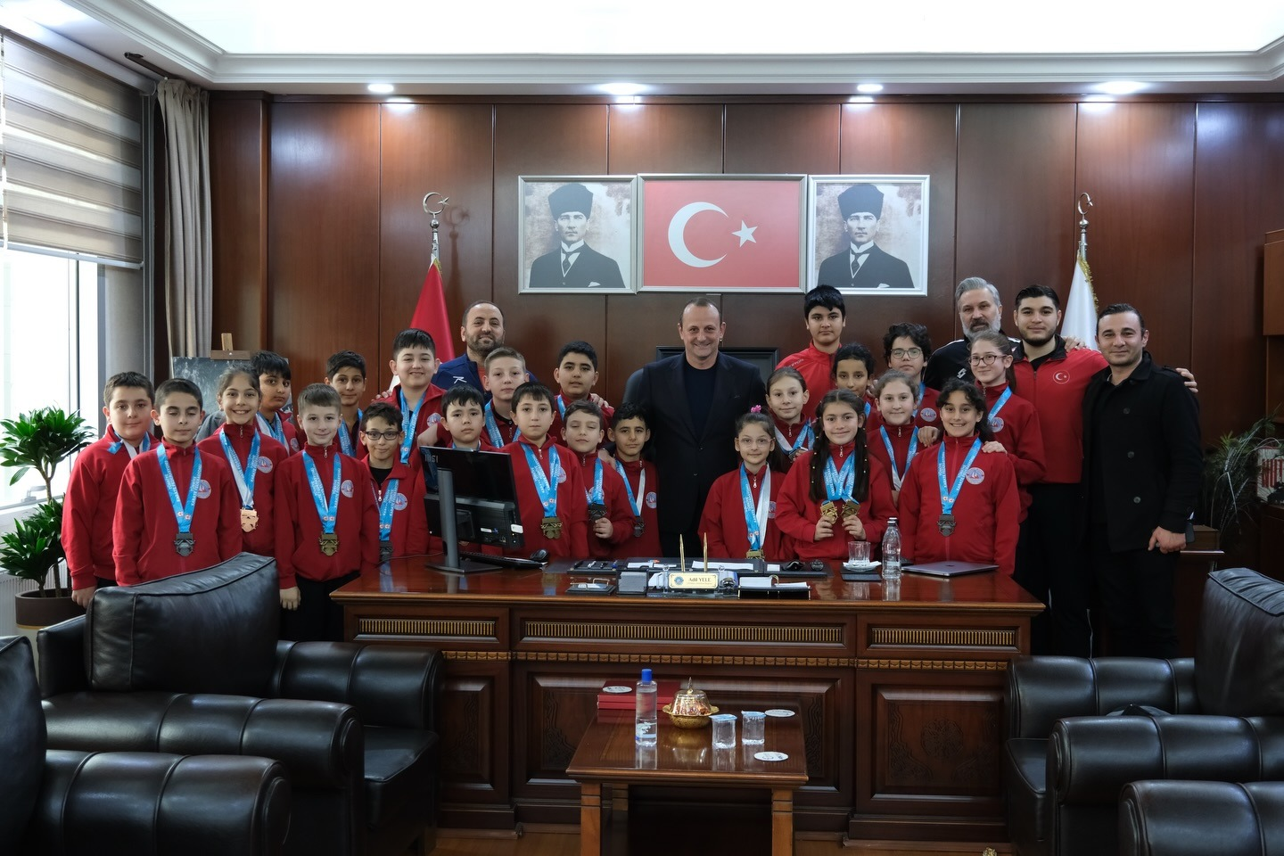 ŞAMPİYONLAR KUPALARINI BAŞKAN YELE’YLE PAYLAŞTI