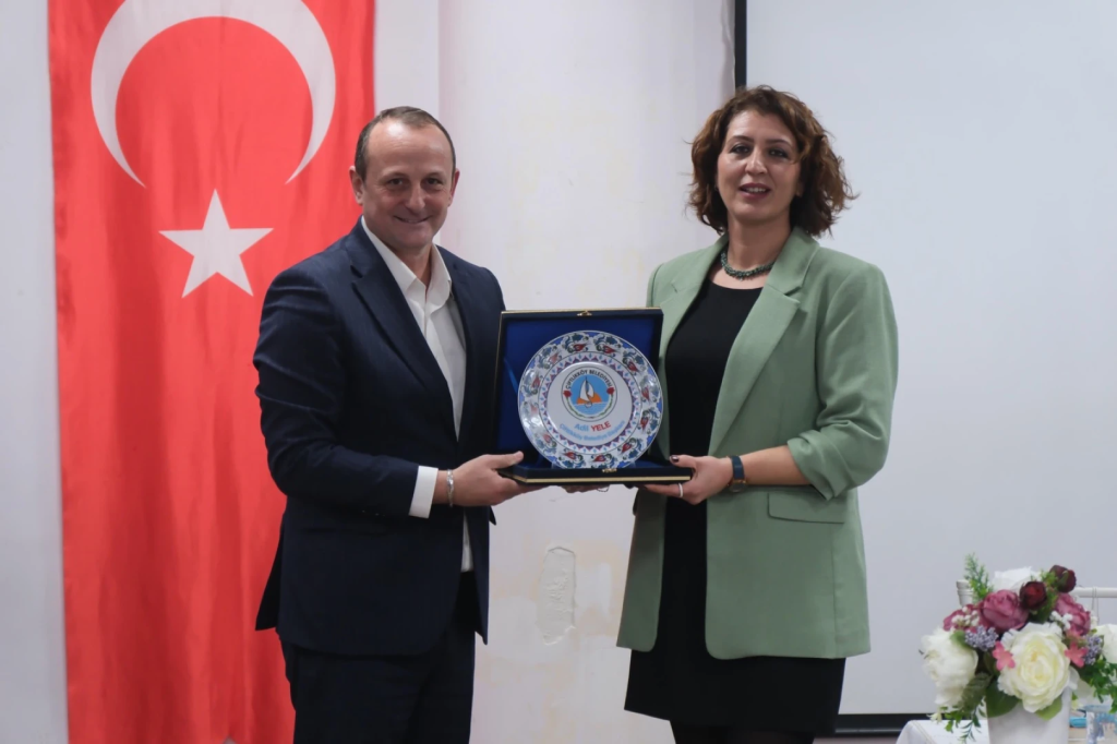 YAZAR ÇİĞDEMOĞLU ÇİFTLİKKÖY’DE OKURLARIYLA BİR ARAYA GELDİ