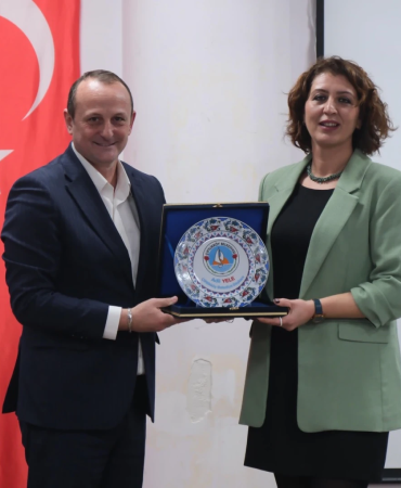 YAZAR ÇİĞDEMOĞLU ÇİFTLİKKÖY’DE OKURLARIYLA BİR ARAYA GELDİ