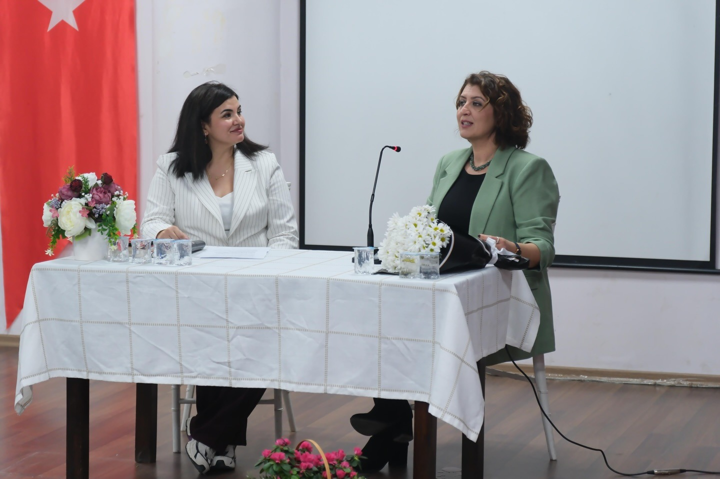 YAZAR ÇİĞDEMOĞLU ÇİFTLİKKÖY’DE OKURLARIYLA BİR ARAYA GELDİ