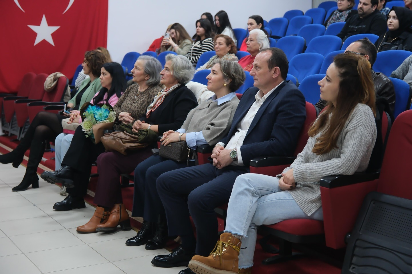 YAZAR ÇİĞDEMOĞLU ÇİFTLİKKÖY’DE OKURLARIYLA BİR ARAYA GELDİ