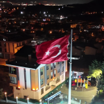 ÇİFTLİKKÖY’DE BAYRAKTEPE’DE DEV TÜRK BAYRAĞINA ÖZEL AYDINLATMA