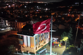 ÇİFTLİKKÖY’DE BAYRAKTEPE’DE DEV TÜRK BAYRAĞINA ÖZEL AYDINLATMA