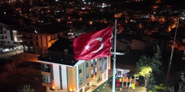 ÇİFTLİKKÖY’DE BAYRAKTEPE’DE DEV TÜRK BAYRAĞINA ÖZEL AYDINLATMA