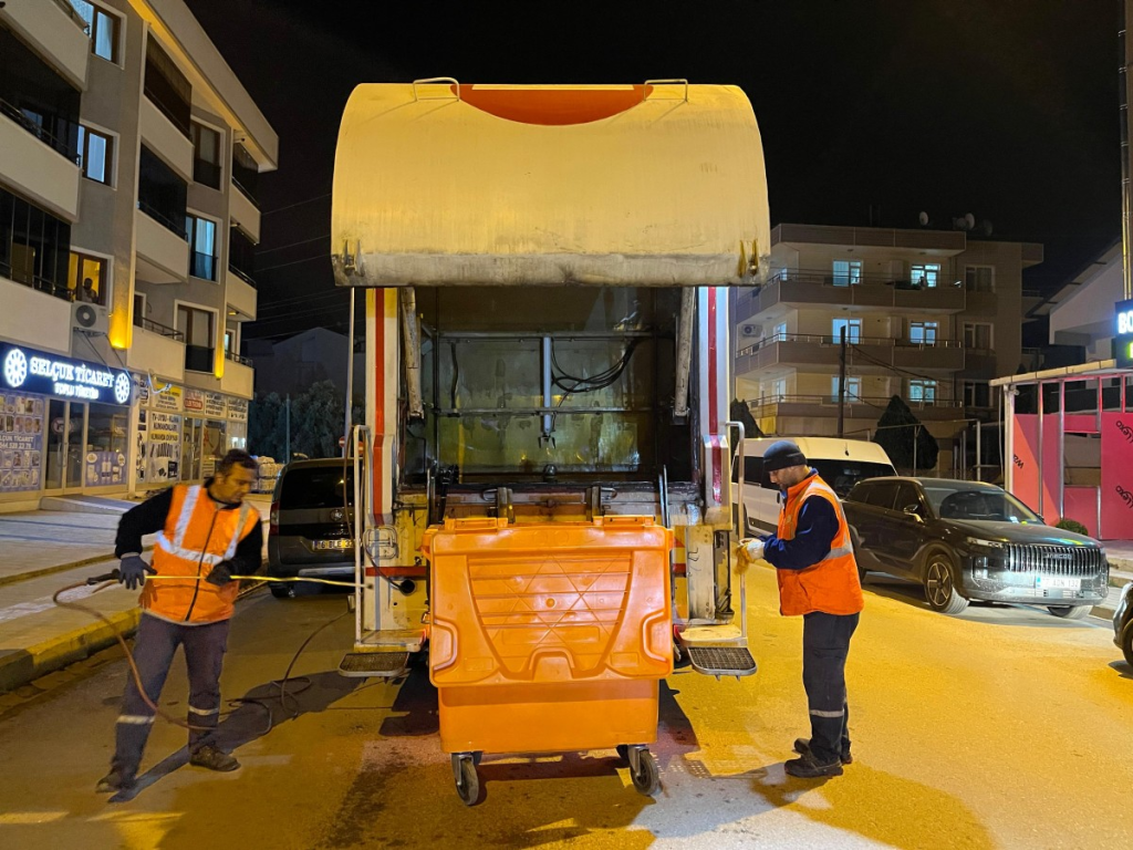 ALTINOVA’DA TEMİZLİK ÇALIŞMALARI GECE DE ARALIKSIZ SÜRÜYOR