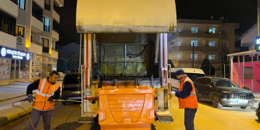 ALTINOVA’DA TEMİZLİK ÇALIŞMALARI GECE DE ARALIKSIZ SÜRÜYOR