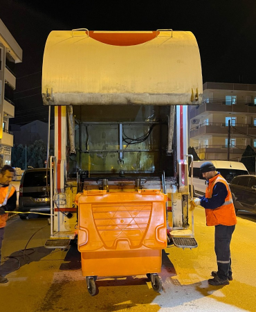 ALTINOVA’DA TEMİZLİK ÇALIŞMALARI GECE DE ARALIKSIZ SÜRÜYOR