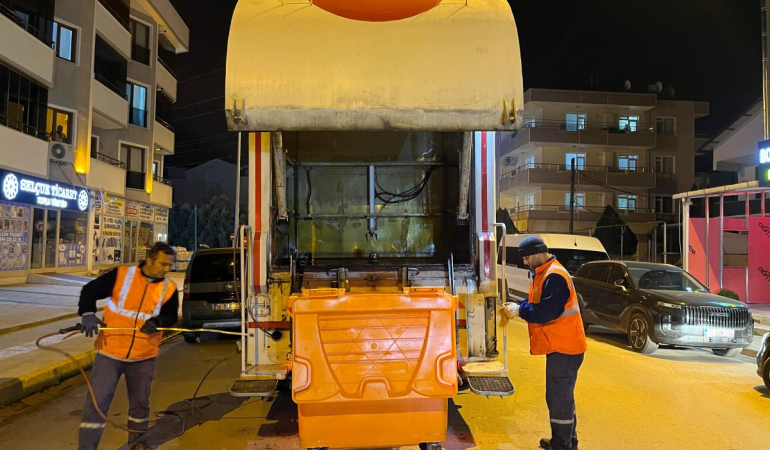ALTINOVA’DA TEMİZLİK ÇALIŞMALARI GECE DE ARALIKSIZ SÜRÜYOR