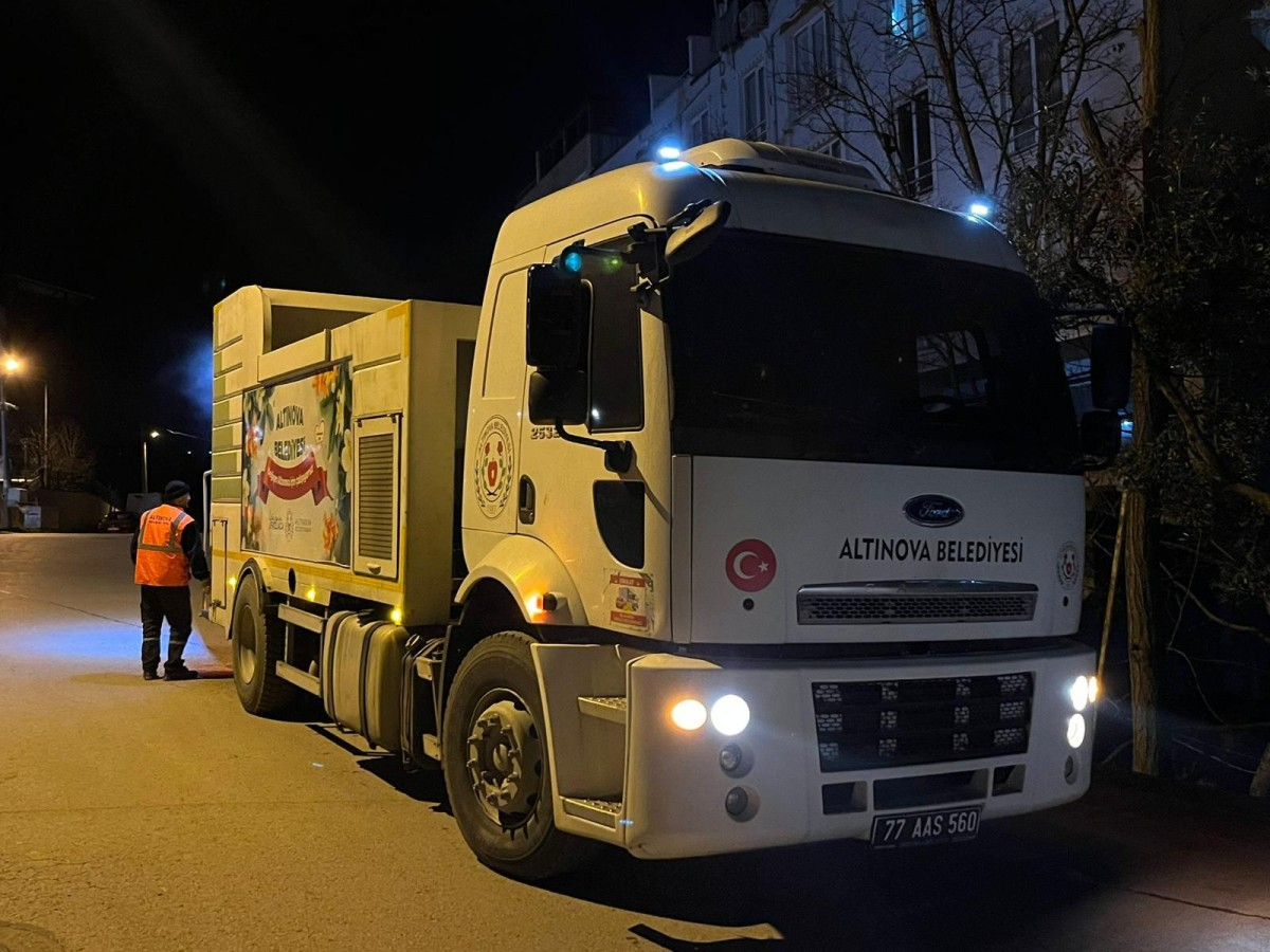 ALTINOVA’DA TEMİZLİK ÇALIŞMALARI GECE DE ARALIKSIZ SÜRÜYOR