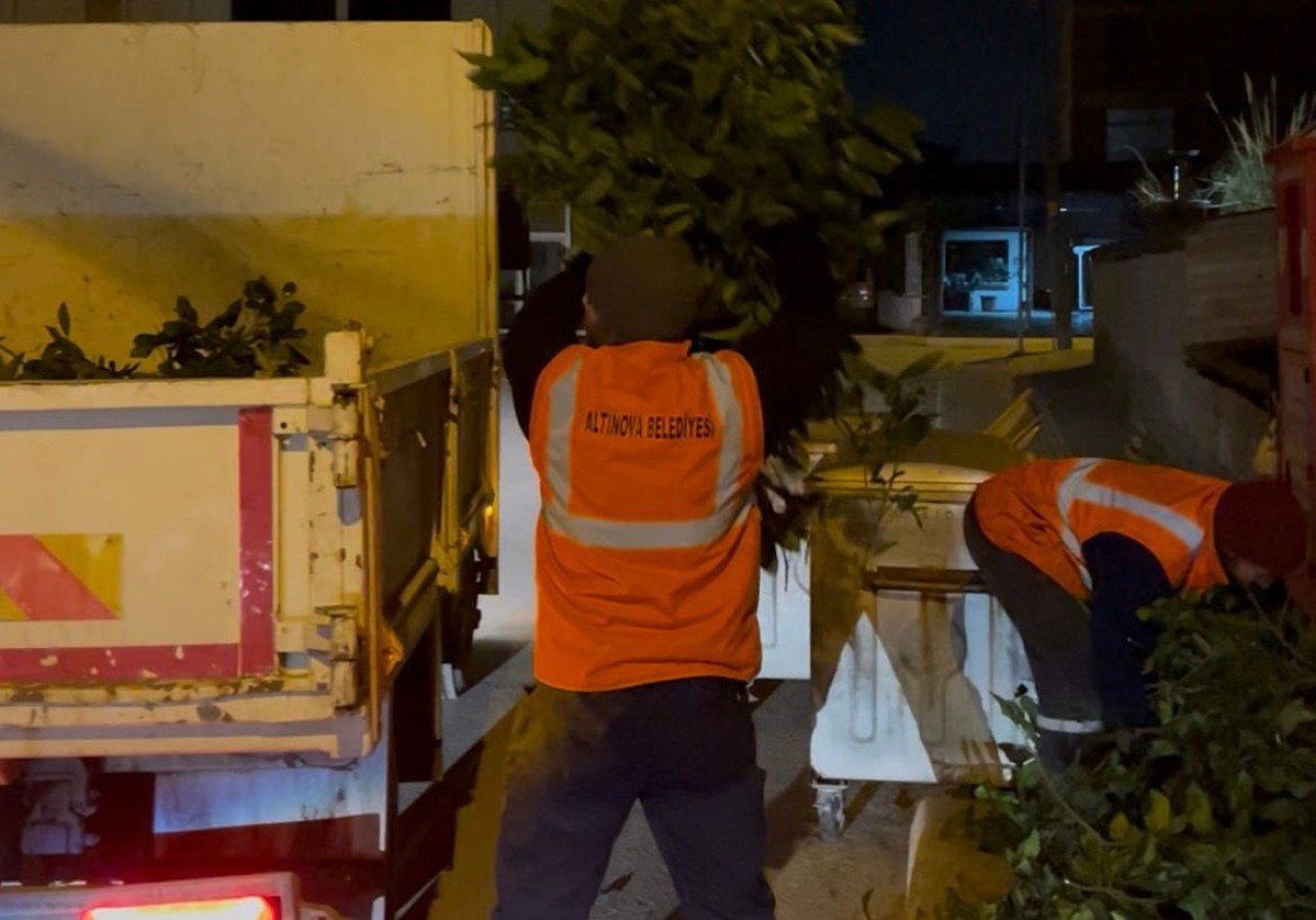 ALTINOVA’DA TEMİZLİK ÇALIŞMALARI GECE DE ARALIKSIZ SÜRÜYOR