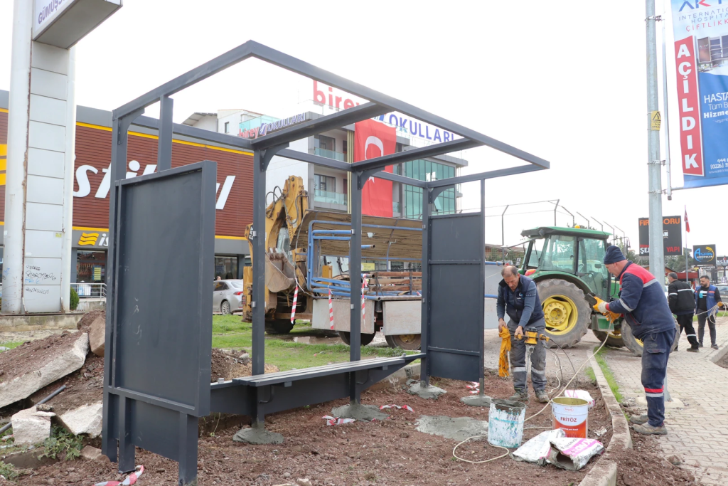 ÇİFTLİKKÖY’DE DURAK YENİLEMELERİ SÜRÜYOR