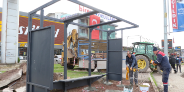 ÇİFTLİKKÖY’DE DURAK YENİLEMELERİ SÜRÜYOR