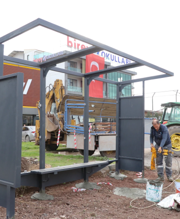 ÇİFTLİKKÖY’DE DURAK YENİLEMELERİ SÜRÜYOR