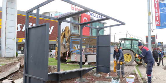 ÇİFTLİKKÖY’DE DURAK YENİLEMELERİ SÜRÜYOR