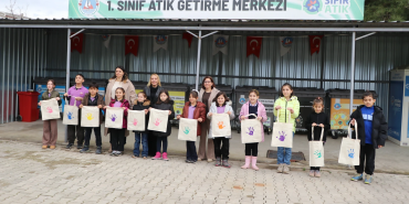 ÇİFTLİKKÖY’DE ÖĞRENCİLER GERİ DÖNÜŞÜMÜ YERİNDE ÖĞRENDİ