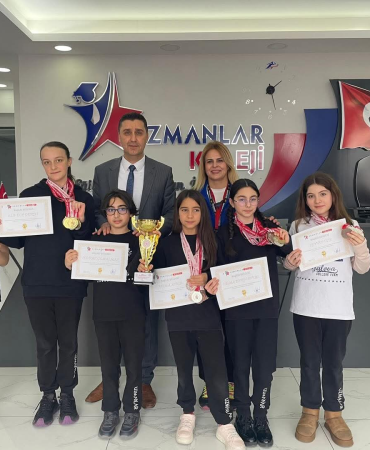 Yalova Uzmanlar Koleji’nden Büyük Gurur: Küçükler Yüzme Takımı 20 Madalya ile İl İkincisi Oldu