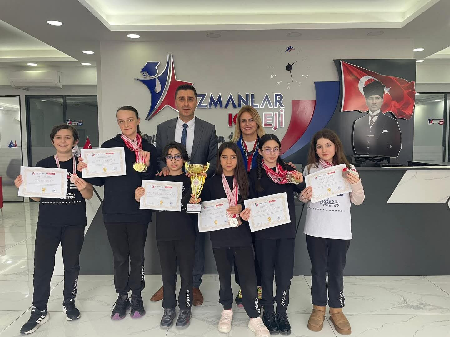 Yalova Uzmanlar Koleji’nden Büyük Gurur: Küçükler Yüzme Takımı 20 Madalya ile İl İkincisi Oldu