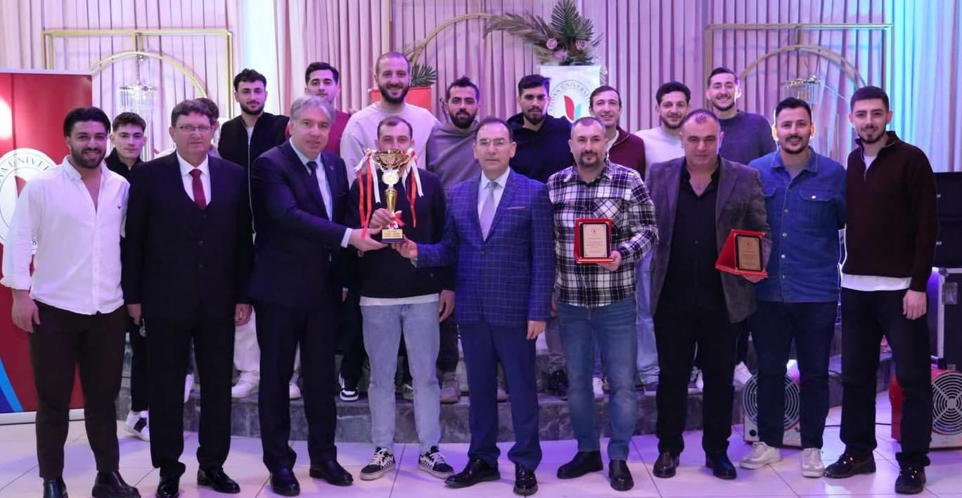 Şampiyonların Gecesi Coşkuyla Gerçekleşti: Yalova Üniversitesi Spor Kulübü Gurur Dolu Anlar Yaşattı
