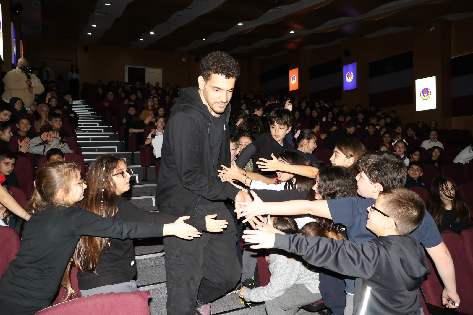 ÇİFTLİKKÖY BASKETBOLCULARI ÖĞRENCİLERLE BULUŞTU