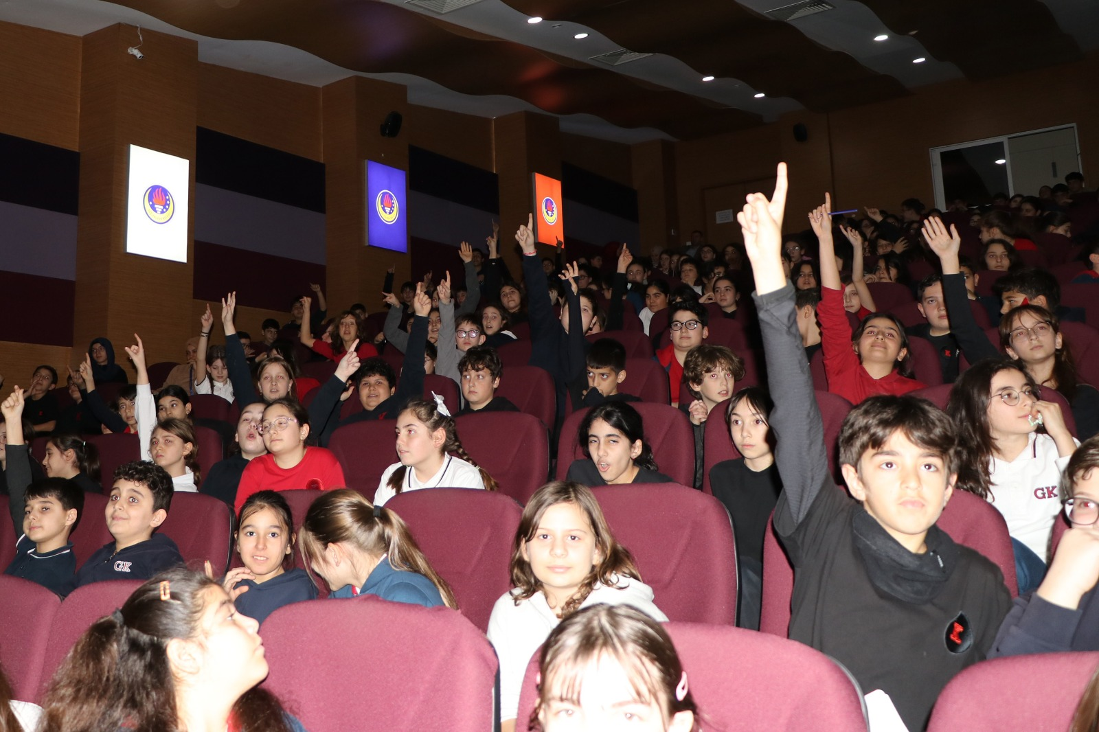 ÇİFTLİKKÖY BASKETBOLCULARI ÖĞRENCİLERLE BULUŞTU