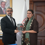 Yalova’da Sağlık ve Edebiyat Buluştu: Hemşire Ayla Koca’dan İl Sağlık Müdürü Kaşıkcı’ya Anlamlı Ziyaret