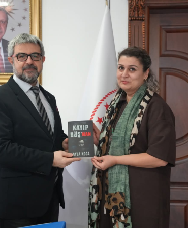 Yalova’da Sağlık ve Edebiyat Buluştu: Hemşire Ayla Koca’dan İl Sağlık Müdürü Kaşıkcı’ya Anlamlı Ziyaret