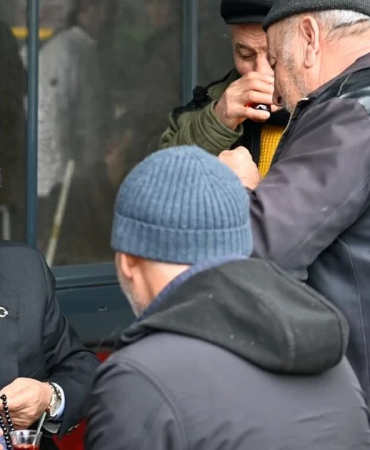 İsmetpaşa Mahallesi’nde Cuma Öncesi Gönülleri Isıtan Buluşma: Oltu Tesbihi Hediyesi Duygulandırdı