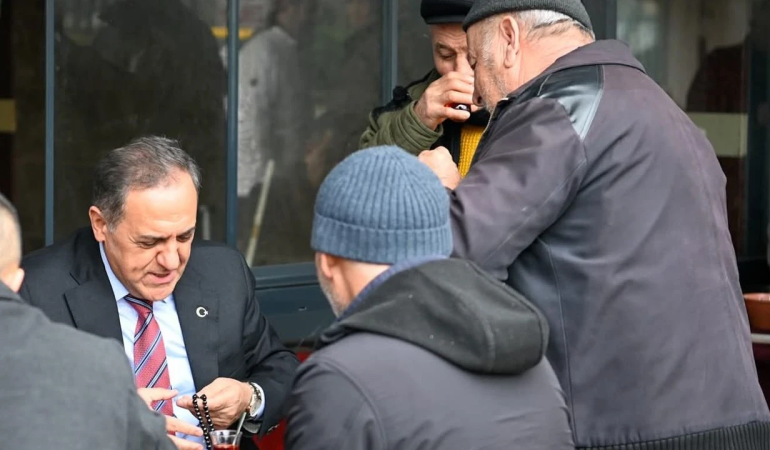 İsmetpaşa Mahallesi’nde Cuma Öncesi Gönülleri Isıtan Buluşma: Oltu Tesbihi Hediyesi Duygulandırdı