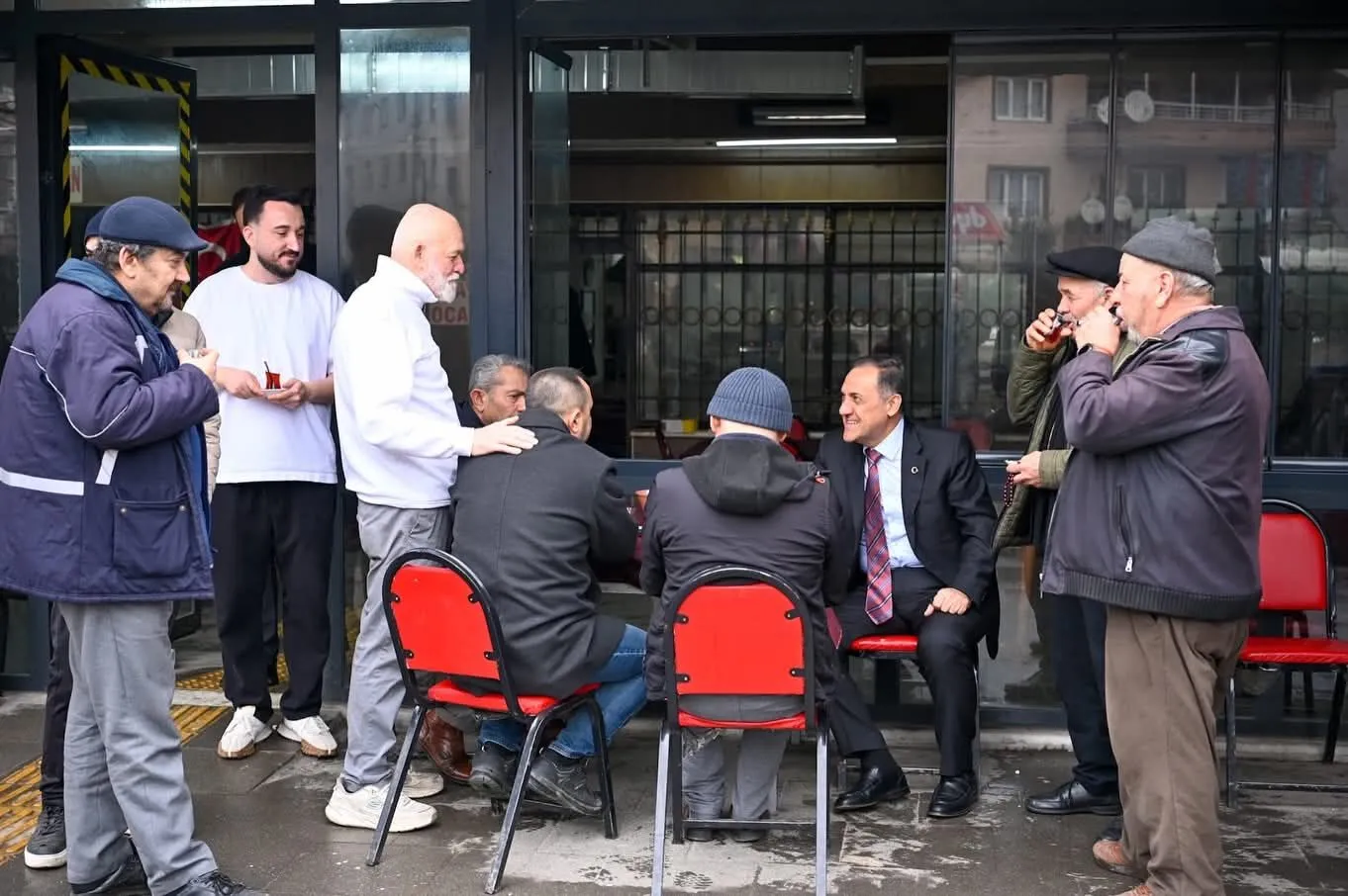 İsmetpaşa Mahallesi’nde Cuma Öncesi Gönülleri Isıtan Buluşma: Oltu Tesbihi Hediyesi Duygulandırdı