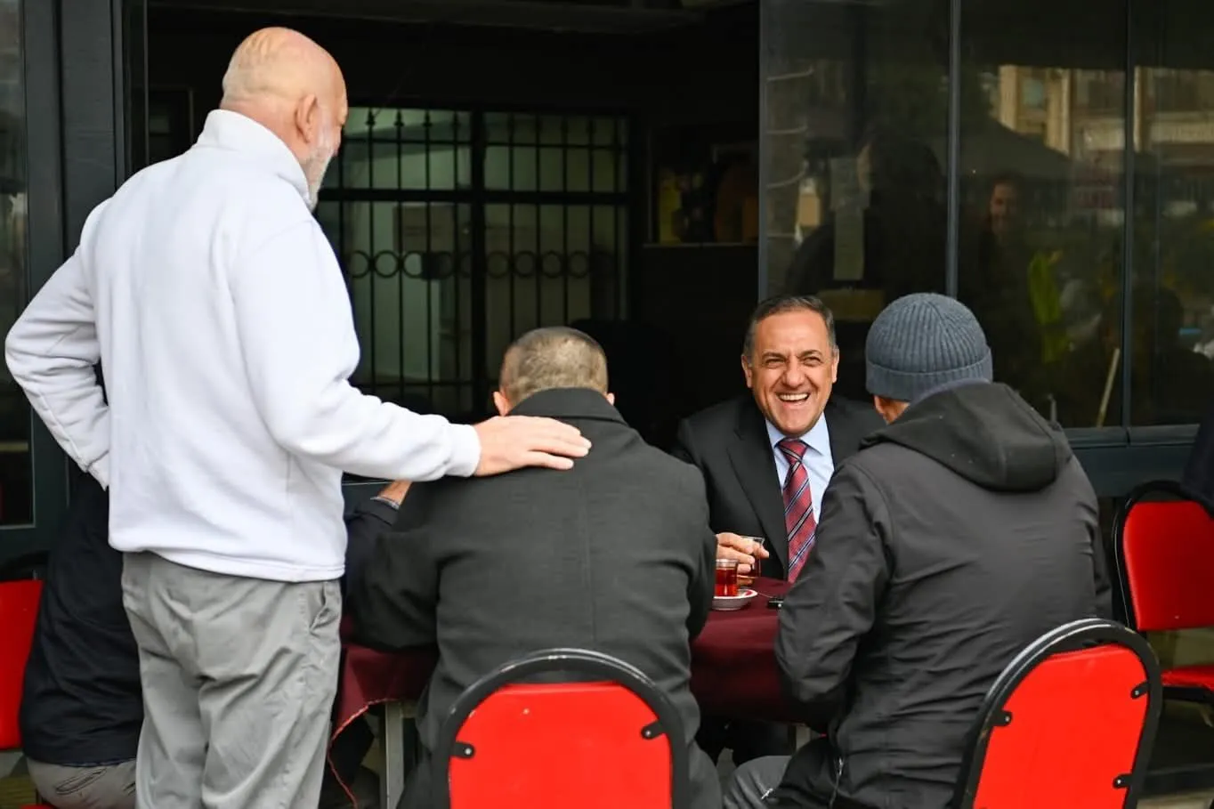 İsmetpaşa Mahallesi’nde Cuma Öncesi Gönülleri Isıtan Buluşma: Oltu Tesbihi Hediyesi Duygulandırdı