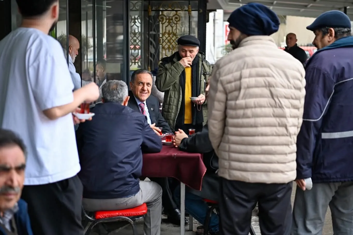 İsmetpaşa Mahallesi’nde Cuma Öncesi Gönülleri Isıtan Buluşma: Oltu Tesbihi Hediyesi Duygulandırdı