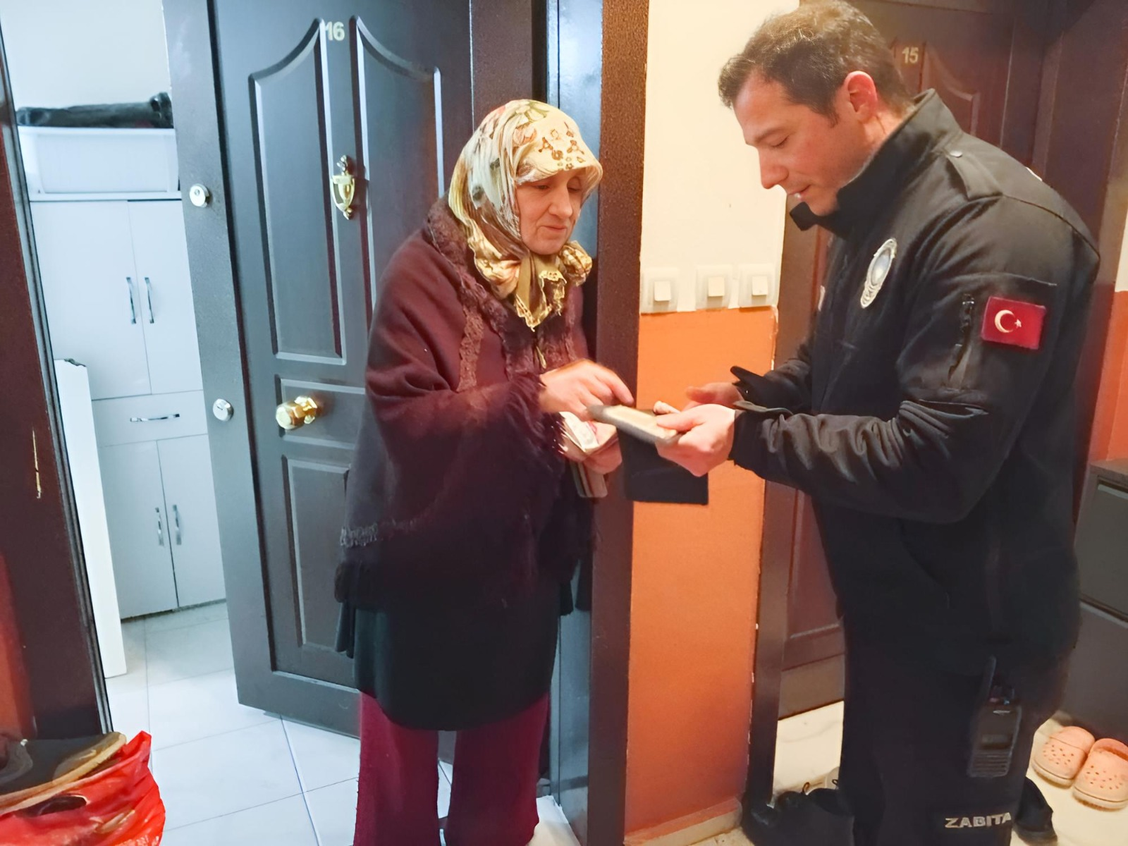 ÇİFTLİKKÖY ZABITASI KAYIP CÜZDANI ŞENAY TEYZE’YE ULAŞTIRDI