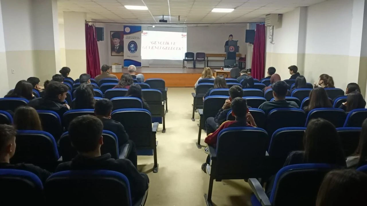 574 Öğrenciye “Gençlik ve Güvenli Gelecek” Eğitimi 4 574 Öğrenciye “Gençlik ve Güvenli Gelecek” Eğitimi