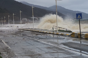 Marmara’da Fırtına Alarmı: Esenköy’de Deniz Taşkınları Hasara Yol Açtı