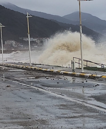 Marmara’da Fırtına Alarmı: Esenköy’de Deniz Taşkınları Hasara Yol Açtı