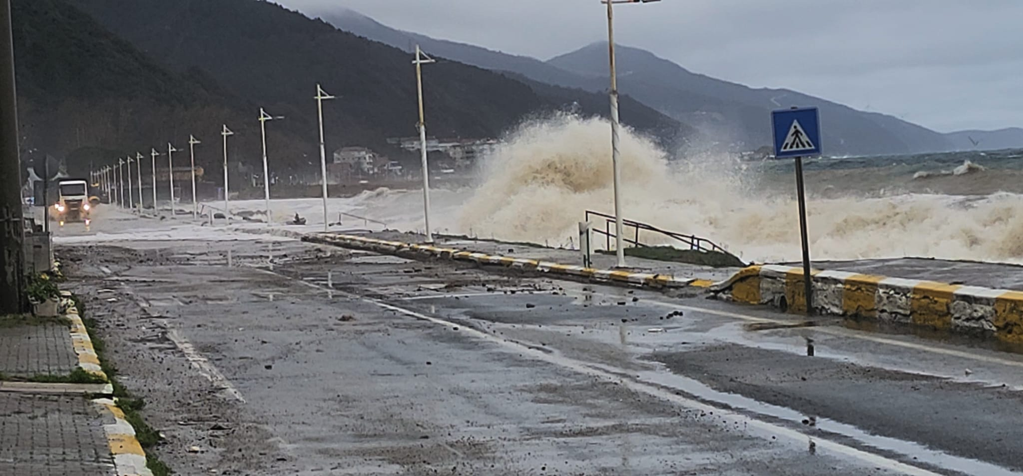Marmara’da Fırtına Alarmı: Esenköy’de Deniz Taşkınları Hasara Yol Açtı
