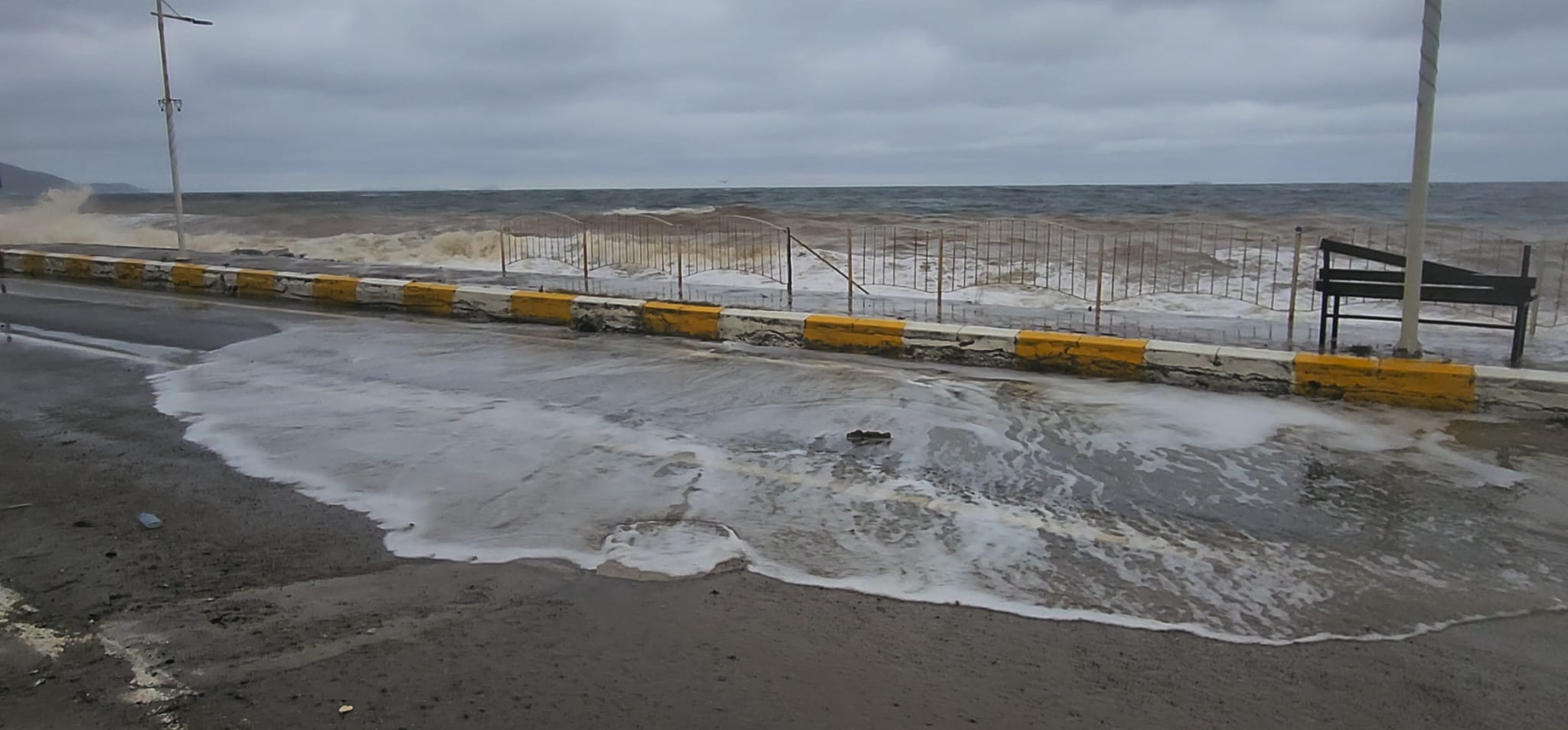 Marmara’da Fırtına Alarmı: Esenköy’de Deniz Taşkınları Hasara Yol Açtı