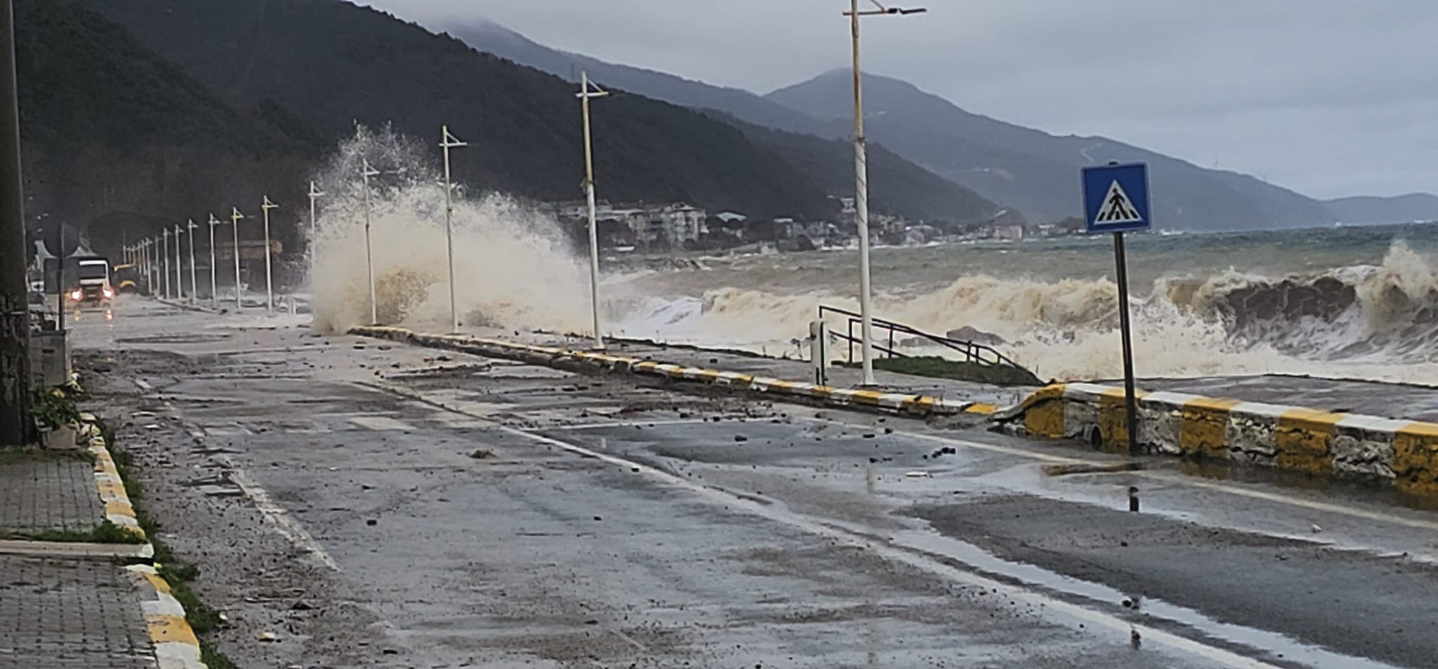 Marmara’da Fırtına Alarmı: Esenköy’de Deniz Taşkınları Hasara Yol Açtı