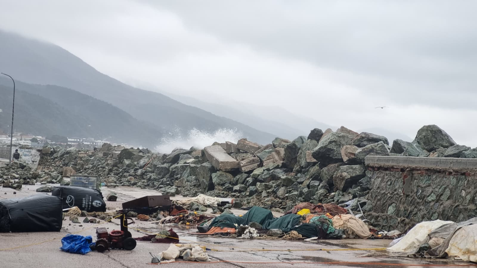 Marmara’da Fırtına Alarmı: Esenköy’de Deniz Taşkınları Hasara Yol Açtı