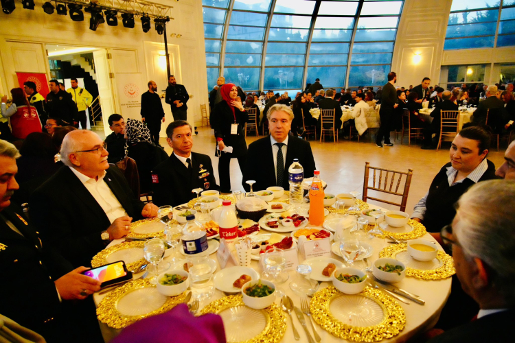 Yalova’da “Büyük Aile Sofrası”: Şehit Aileleri ve Gazilerle Anlamlı İftar Buluşması 5 Yalova’da “Büyük Aile Sofrası”: Şehit Aileleri ve Gazilerle Anlamlı İftar Buluşması