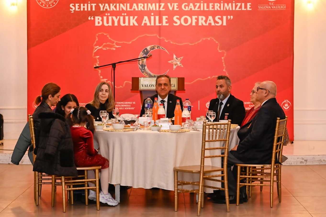 Yalova’da “Büyük Aile Sofrası”: Şehit Aileleri ve Gazilerle Anlamlı İftar Buluşması 4 Yalova’da “Büyük Aile Sofrası”: Şehit Aileleri ve Gazilerle Anlamlı İftar Buluşması
