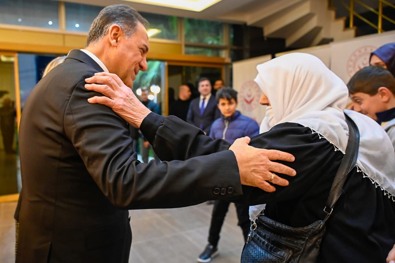 Yalova’da “Büyük Aile Sofrası”: Şehit Aileleri ve Gazilerle Anlamlı İftar Buluşması 6 Yalova’da “Büyük Aile Sofrası”: Şehit Aileleri ve Gazilerle Anlamlı İftar Buluşması