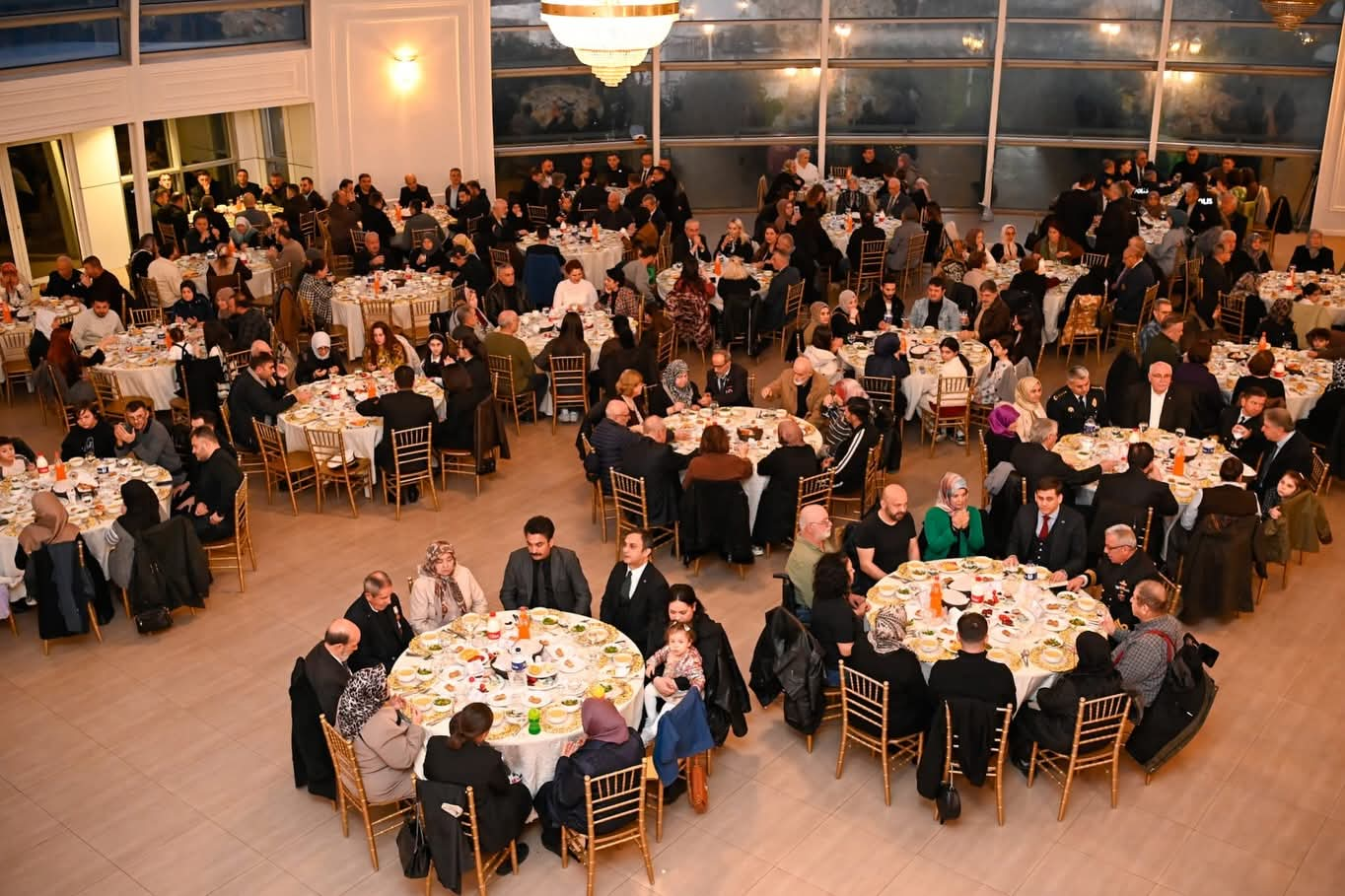 Yalova’da “Büyük Aile Sofrası”: Şehit Aileleri ve Gazilerle Anlamlı İftar Buluşması 7 Yalova’da “Büyük Aile Sofrası”: Şehit Aileleri ve Gazilerle Anlamlı İftar Buluşması