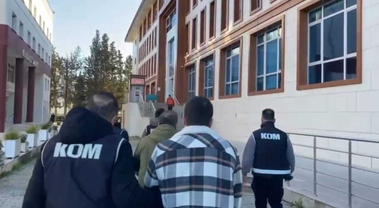 Yalova Merkezli Sahte Senet Operasyonu: 3 İlde Eş Zamanlı Baskın, 2 Tutuklama 6 Yalova Merkezli Sahte Senet Operasyonu: 3 İlde Eş Zamanlı Baskın, 2 Tutuklama