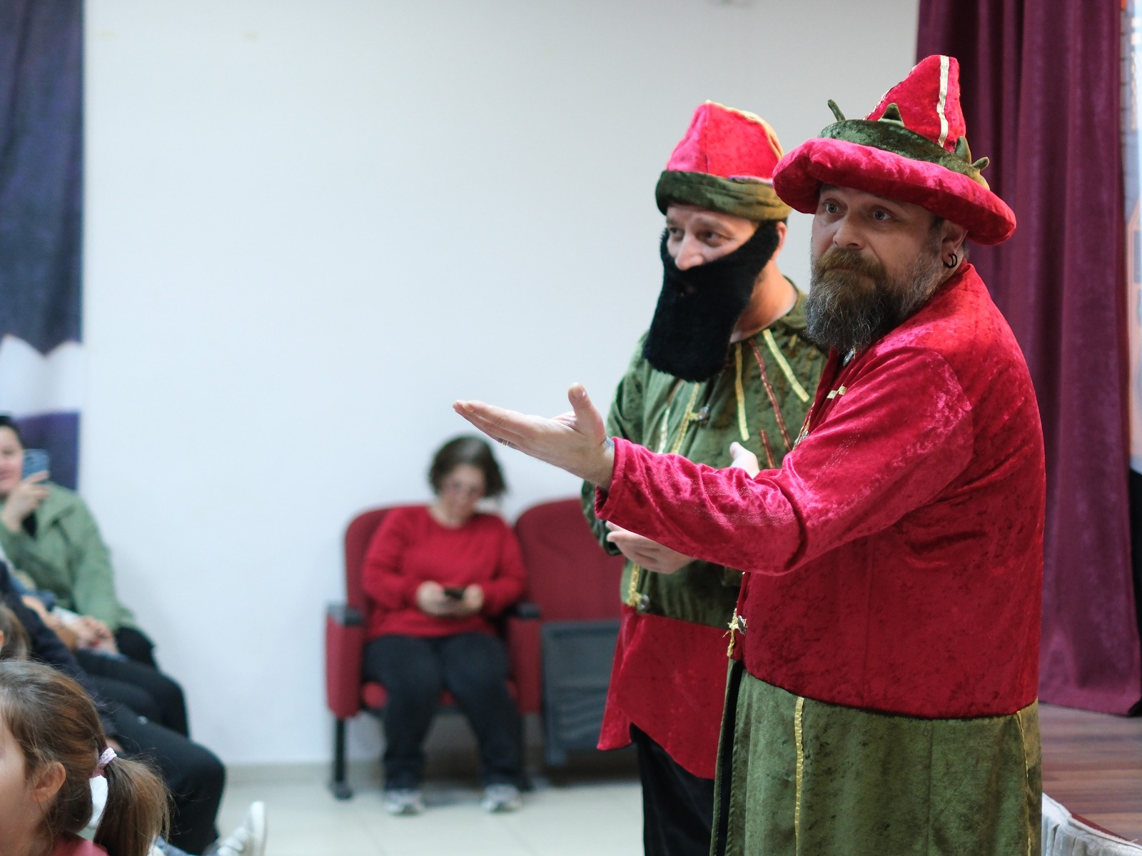 DEV GÖLGE KARAGÖZ İLE HACİVAT ÇİFTLİKKÖY’DE ÇOCUKLARLA BULUŞUYOR