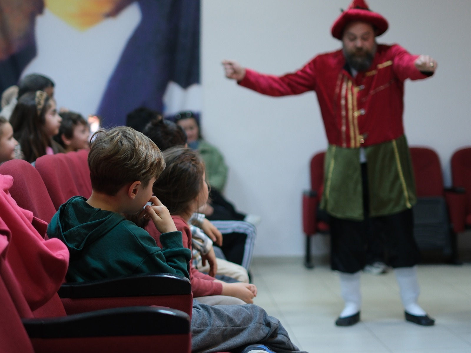 DEV GÖLGE KARAGÖZ İLE HACİVAT ÇİFTLİKKÖY’DE ÇOCUKLARLA BULUŞUYOR