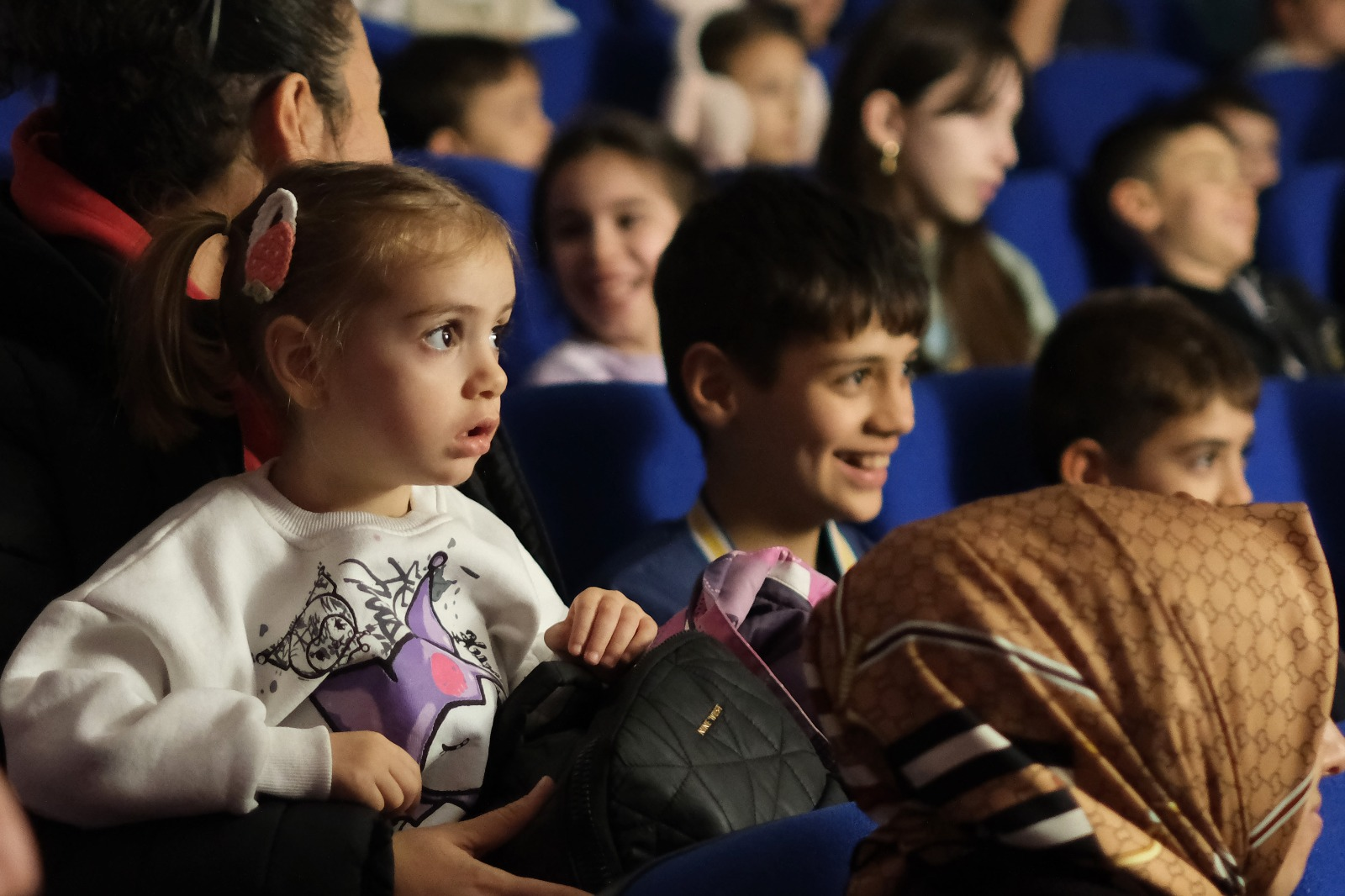 DEV GÖLGE KARAGÖZ İLE HACİVAT ÇİFTLİKKÖY’DE ÇOCUKLARLA BULUŞUYOR